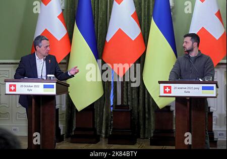 Kiew, Ukraine. 20. Oktober 2022. KIEW, UKRAINE - 20. OKTOBER 2022 - der Präsident der Ukraine, Wolodymyr Zelenskyy (R), und der Präsident der Schweizerischen Eidgenossenschaft, Ignazio Cassis, sind während ihres Treffens mit der Presse, Kiew, der Hauptstadt der Ukraine, abgebildet. Kredit: Ukrinform/Alamy Live Nachrichten Stockfoto