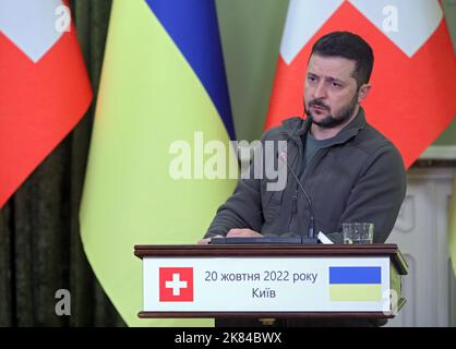 Kiew, Ukraine. 20. Oktober 2022. KIEW, UKRAINE - 20. OKTOBER 2022 - der Präsident der Ukraine, Wolodymyr Zelenskyy, wird während seines gemeinsamen Briefings mit dem Präsidenten der Schweizerischen Eidgenossenschaft, Ignazio Cassis, Kiew, der Hauptstadt der Ukraine, gesehen. Kredit: Ukrinform/Alamy Live Nachrichten Stockfoto