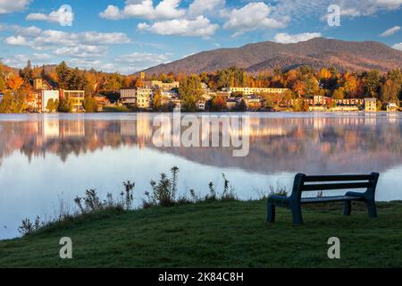 Lake Placid, New York. Am frühen Morgen Blick über den Mirror Lake. Stockfoto