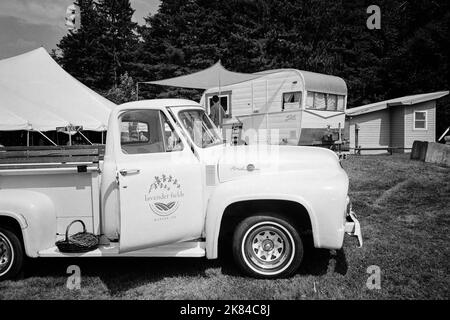 Ein alter Ford F-250 und Shasta Campinganhänger von Lavender Fields auf Puckin Blossom Farms werden im Gras der League of New Hampshir geparkt Stockfoto