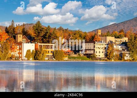 Lake Placid, New York. Am frühen Morgen Blick über den Mirror Lake. Stockfoto