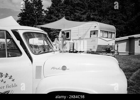 Ein Vintage Ford F-250 Pickup und Shasta Camping Anhänger im Besitz von Lavender Fields auf Puckin Blossom Farms sind im Gras der League of New H geparkt Stockfoto