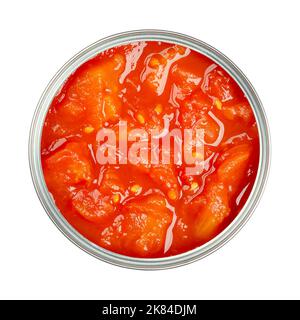 Tomaten in Dosen, gewürfelt, mit Tomatenmark, in einer geöffneten Dose. Gehackte Tomaten und Tomatensauce. Tomatenstücke, in einer Dose versiegelt. Stockfoto