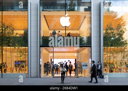 Tokio, Japan. 20. Oktober 2022. Eingang des Apple Stores Marunouchi in Tokio am 20. Oktober 2022. Kredit: Aflo Co. Ltd./Alamy Live Nachrichten Stockfoto