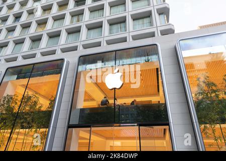 Tokio, Japan. 20. Oktober 2022. Apple Computers-Logo über dem Eingang des Apple-Stores in Marunouchi, Tokio, am 20. Oktober 2022. Kredit: Aflo Co. Ltd./Alamy Live Nachrichten Stockfoto