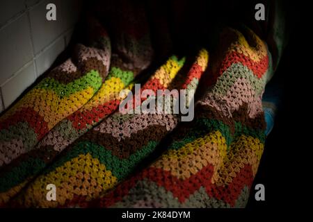 Altes Karli. Decke im Detail. Gewebter Faden. Farbiger Bettüberwurf. Gestepptes Tuch. Stockfoto