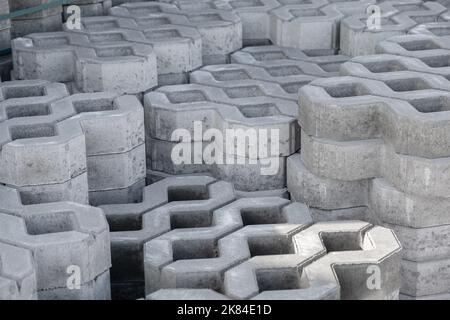 Neue karierte Beton-Cander-Fliesen eines Gartenbaurasen in Palette im Laden. Stockfoto