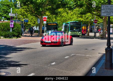 BADEN BADEN, DEUTSCHLAND - JULI 2022: Roter PORSCHE 991 911, Oldtimer-Treffen im Kurpark. Stockfoto