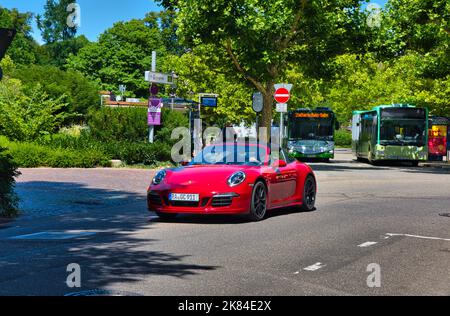 BADEN BADEN, DEUTSCHLAND - JULI 2022: Roter PORSCHE 991 911, Oldtimer-Treffen im Kurpark. Stockfoto