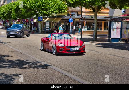 BADEN BADEN, DEUTSCHLAND - 2022. JULI: Red Fiat 124 GT Abarth Spider, Oldtimer-Treffen im Kurpark. Stockfoto