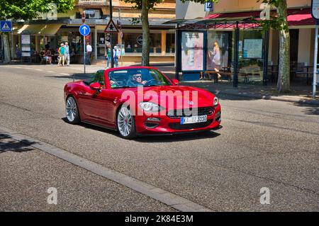 BADEN BADEN, DEUTSCHLAND - 2022. JULI: Red Fiat 124 GT Abarth Spider, Oldtimer-Treffen im Kurpark. Stockfoto