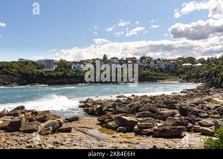 Felsbrocken am nordöstlichen Ende der Gordon's Bay in Sydney, Australien Stockfoto