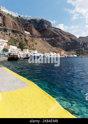 Alter Hafen in Fira. Griechische Kykladen-Insel Santorin in der Ägäis Stockfoto