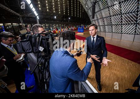 Brüssel, Belgien. 21. Oktober 2022. 2022-10-21 02:42:38 BRÜSSEL - der niederländische Premierminister Mark Rutte spricht nach dem ersten Tag des Europäischen Gipfels an die Presse. Der Europäische Rat erörterte unter anderem die Ukraine, Energie, wirtschaftliche Fragen und Außenbeziehungen. ANP JONAS ROOSENS netherlands Out - belgium Out Credit: ANP/Alamy Live News Stockfoto