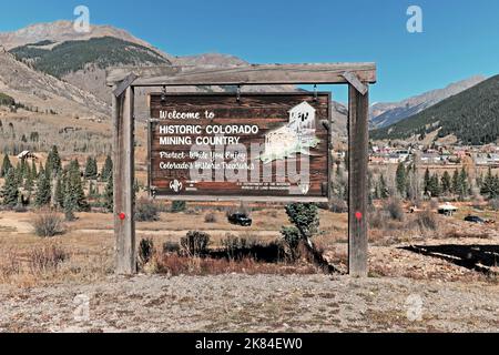 Das Willkommensschild „Historic Colorado Mining Country“ begrüßt Besucher in Silverton, Colorado, in den San Juan Mountains, einer Reihe von Rocky Mountains. Stockfoto