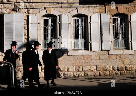 Jüdisch-orthodoxe Jeschiva-Jungs in Mea Shearim, Jerusalem, Israel. Stockfoto