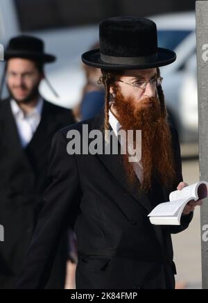 Ein jüdischer Mann, der zur Klagemauer / Westmauer im jüdischen Viertel in der Altstadt von Jerusalem, Israel, geht. Stockfoto