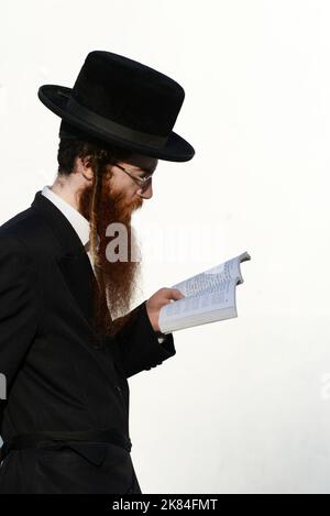 Ein jüdischer Mann, der zur Klagemauer / Westmauer im jüdischen Viertel in der Altstadt von Jerusalem, Israel, geht. Stockfoto