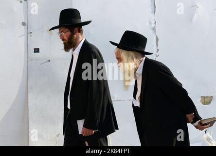 Ein jüdischer Mann, der zur Klagemauer / Westmauer im jüdischen Viertel in der Altstadt von Jerusalem, Israel, geht. Stockfoto