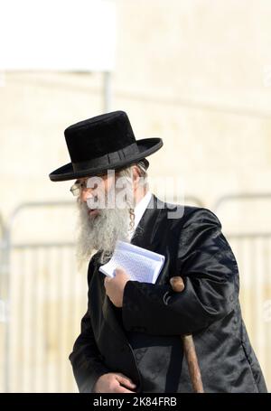 Ein jüdischer Mann, der zur Klagemauer / Westmauer im jüdischen Viertel in der Altstadt von Jerusalem, Israel, geht. Stockfoto