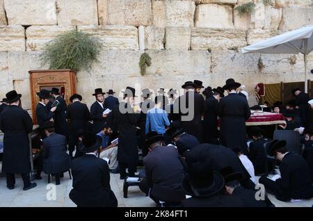 Jüdische Männer beten an der Klagemauer / Westmauer im jüdischen Viertel in der Altstadt von Jerusalem, Israel. Stockfoto