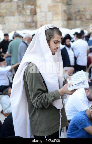 Jüdische Männer beten an der Klagemauer / Westmauer im jüdischen Viertel in der Altstadt von Jerusalem, Israel. Stockfoto