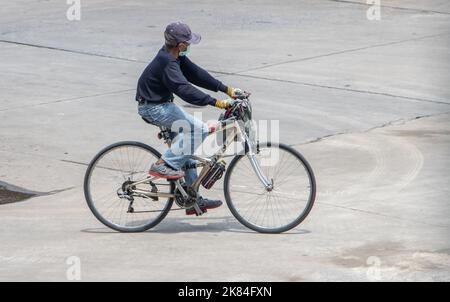 SAMUT PRAKAN, THAILAND, Okt 04 2022, Ein Mann fährt auf einem Fahrrad auf der Stadtstraße. Stockfoto