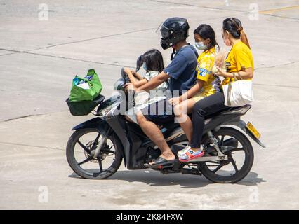 SAMUT PRAKAN, THAILAND, Okt 04 2022, Ein Elternteil fährt mit Töchtern ein Motorrad. Stockfoto