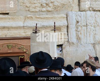 Jüdische Männer beten an der Klagemauer / Westmauer im jüdischen Viertel in der Altstadt von Jerusalem, Israel. Stockfoto