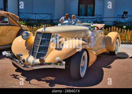 BADEN BADEN, DEUTSCHLAND - JULI 2022: Beige 1935 AUBURN 851 SC BOATTAIL SPEEDSTER, Oldtimer-Treffen im Kurpark. Stockfoto