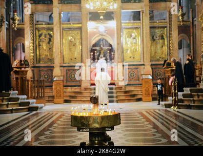 Das östliche Ende des griechisch-orthodoxen Katholikons mit seiner Ikonostase in der Kirche des heiligen Grabes in der Altstadt Jerusalems. Stockfoto