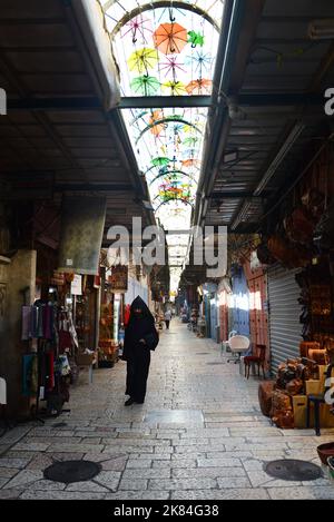 Ein armenischer Mönch, der auf der Straße des Christlichen Viertels in der Altstadt von Jerusalem, Israel, unterwegs ist. Stockfoto