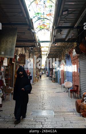 Ein armenischer Mönch, der auf der Straße des Christlichen Viertels in der Altstadt von Jerusalem, Israel, unterwegs ist. Stockfoto