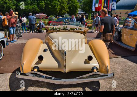 BADEN BADEN, DEUTSCHLAND - JULI 2022: Beige 1935 AUBURN 851 SC BOATTAIL SPEEDSTER, Oldtimer-Treffen im Kurpark. Stockfoto