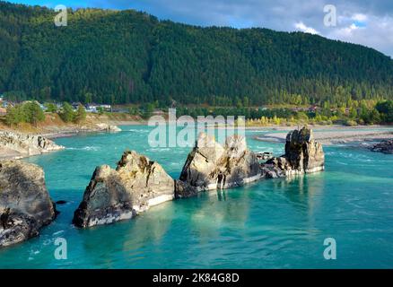 Dragon Teeth rockt auf Katun. Scharfe dreieckige Felsen im Bett eines Bergflusses mit smaragdfarbenem Wasser. Altai-Republik, Sibirien, Russland, 2022 Stockfoto