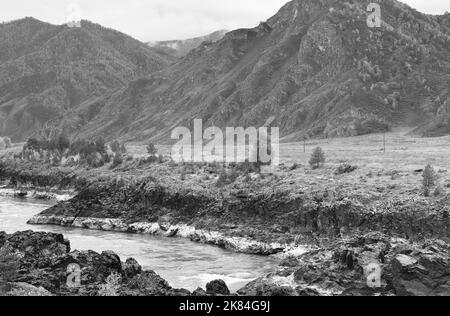 Orokto-Tal des Katun-Flusses. Die felsigen Ufer des Gebirgsflusses bestehen aus vulkanischem Gestein. Altai-Republik, Sibirien, Russland, 2022 Stockfoto