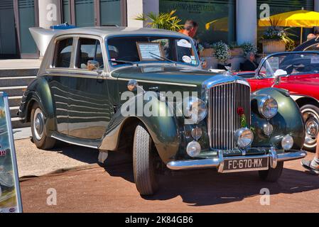 BADEN BADEN, DEUTSCHLAND - JULI 2022: Grüner BENTLEY TYP R 1954, Oldtimer-Treffen im Kurpark. Stockfoto