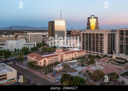Skyline von Tucson Arizona in der Abenddämmerung, Drohnenaufnahme. Stockfoto