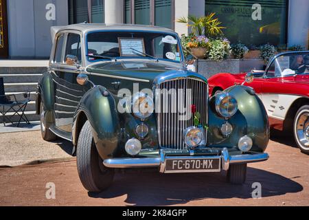 BADEN BADEN, DEUTSCHLAND - JULI 2022: Grüner BENTLEY TYP R 1954, Oldtimer-Treffen im Kurpark. Stockfoto