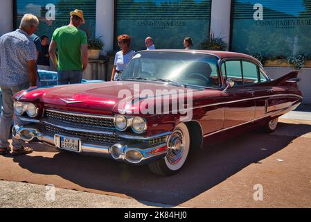 BADEN BADEN, DEUTSCHLAND - JULI 2022: Red Cadillac Fleetwood 60 Special 1959, Oldtimer-Treffen im Kurpark. Stockfoto