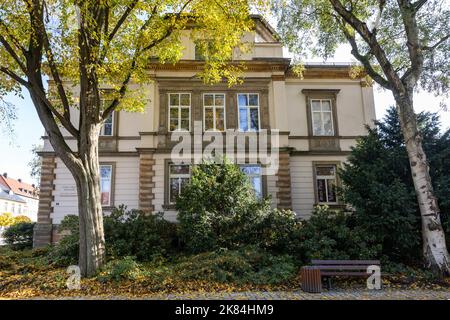 Bayreuth, Deutschland. 19. Oktober 2022. Außenansicht des Jean Paul Museums. Das Museum befindet sich im ehemaligen Wohnhaus von Richard Wagners Tochter Eva und ihrem Mann Houston Stewart Chamberlain. Die Stadt Bayreuth plant nun ein Nazi-Dokumentationszentrum darin. Quelle: Daniel Karmann/dpa/Alamy Live News Stockfoto