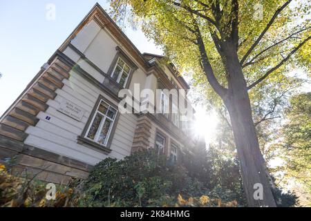 Bayreuth, Deutschland. 19. Oktober 2022. Außenansicht des Jean Paul Museums. Das Museum befindet sich im ehemaligen Wohnhaus von Richard Wagners Tochter Eva und ihrem Mann Houston Stewart Chamberlain. Die Stadt Bayreuth plant nun ein Nazi-Dokumentationszentrum darin. Quelle: Daniel Karmann/dpa/Alamy Live News Stockfoto