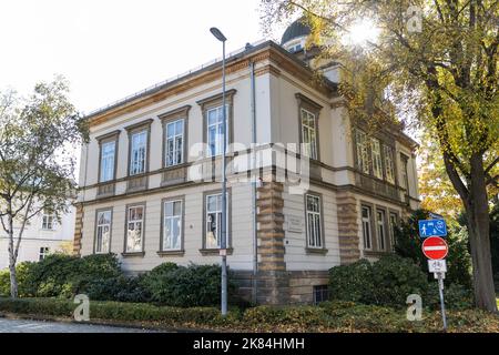 Bayreuth, Deutschland. 19. Oktober 2022. Außenansicht des Jean Paul Museums. Das Museum befindet sich im ehemaligen Wohnhaus von Richard Wagners Tochter Eva und ihrem Mann Houston Stewart Chamberlain. Die Stadt Bayreuth plant nun ein Nazi-Dokumentationszentrum darin. Quelle: Daniel Karmann/dpa/Alamy Live News Stockfoto