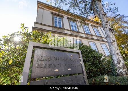 Bayreuth, Deutschland. 19. Oktober 2022. Außenansicht des Jean Paul Museums. Das Museum befindet sich im ehemaligen Wohnhaus von Richard Wagners Tochter Eva und ihrem Mann Houston Stewart Chamberlain. Die Stadt Bayreuth plant nun ein Nazi-Dokumentationszentrum darin. Quelle: Daniel Karmann/dpa/Alamy Live News Stockfoto