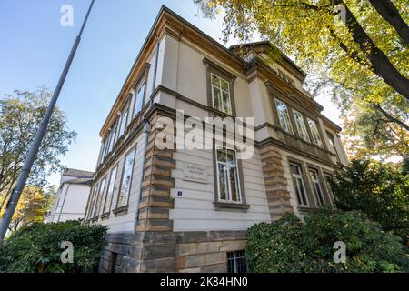 Bayreuth, Deutschland. 19. Oktober 2022. Außenansicht des Jean Paul Museums. Das Museum befindet sich im ehemaligen Wohnhaus von Richard Wagners Tochter Eva und ihrem Mann Houston Stewart Chamberlain. Die Stadt Bayreuth plant nun ein Nazi-Dokumentationszentrum darin. Quelle: Daniel Karmann/dpa/Alamy Live News Stockfoto