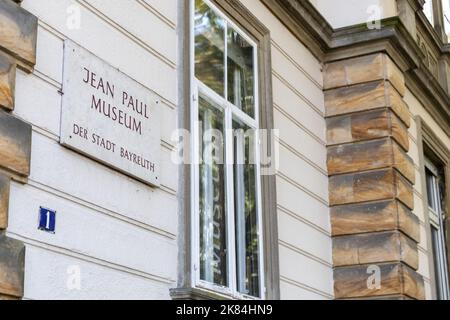 Bayreuth, Deutschland. 19. Oktober 2022. Außenansicht des Jean Paul Museums. Das Museum befindet sich im ehemaligen Wohnhaus von Richard Wagners Tochter Eva und ihrem Mann Houston Stewart Chamberlain. Die Stadt Bayreuth plant nun ein Nazi-Dokumentationszentrum darin. Quelle: Daniel Karmann/dpa/Alamy Live News Stockfoto