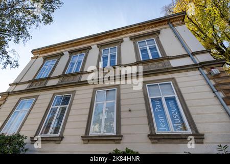 Bayreuth, Deutschland. 19. Oktober 2022. Außenansicht des Jean Paul Museums. Das Museum befindet sich im ehemaligen Wohnhaus von Richard Wagners Tochter Eva und ihrem Mann Houston Stewart Chamberlain. Die Stadt Bayreuth plant nun ein Nazi-Dokumentationszentrum darin. Quelle: Daniel Karmann/dpa/Alamy Live News Stockfoto