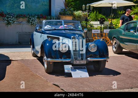 BADEN BADEN, DEUTSCHLAND - JULI 2022: Blue 1938 FRAZER NASH BMW 327 328 80 Cabrio Roadster, Oldtimer-Treffen im Kurpark. Stockfoto