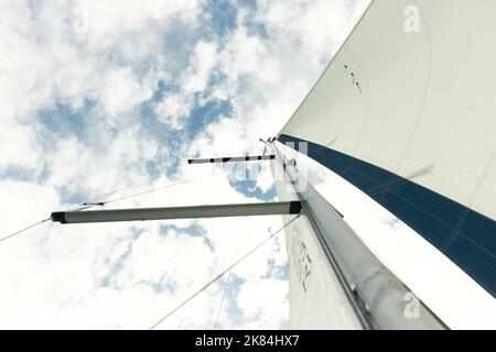 Die weißen Segel der Yacht fangen den Wind. Yachting. Vorderansicht. Stockfoto