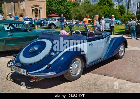 BADEN BADEN, DEUTSCHLAND - JULI 2022: Blue 1938 FRAZER NASH BMW 327 328 80 Cabrio Roadster, Oldtimer-Treffen im Kurpark. Stockfoto